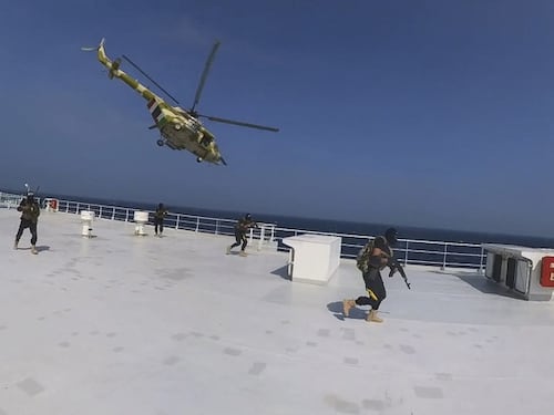 Mar Rosso, gli attacchi degli Houthi terrorizzano l’economia: impennata di costi