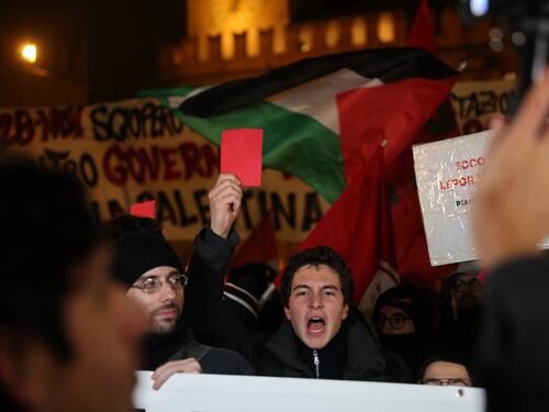 Maccabi-Virtus, bombe carta e idranti in centro a Bologna
