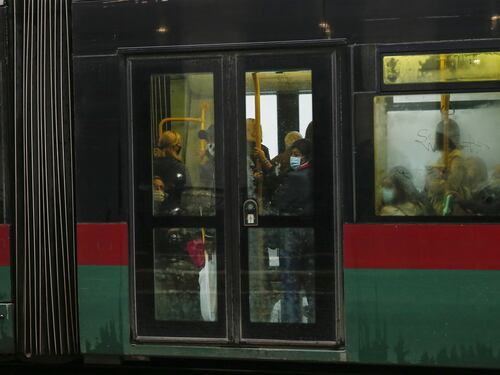 Terribile incidente, dramma a Roma: scooter contro tram, muore 17enne. Grave coetaneo