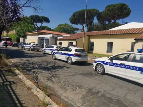 Via del Frantoio, sgomberato l'ex centro immigrati occupato tra gli applausi