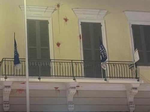 Vernice rossa contro l'ufficio dell'onorevole Deidda (FdI) durante il corteo pro-Pal