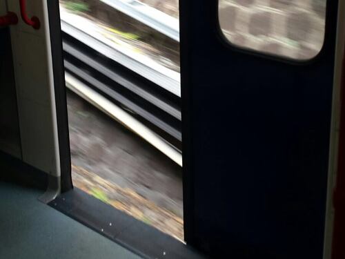 Si stacca il portellone, paura sulla metro B: due feriti