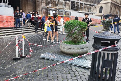 Roma, tragedia sfiorata a piazza Sant'Ignazio: lastra cade da ponteggio e ferisce ragazza