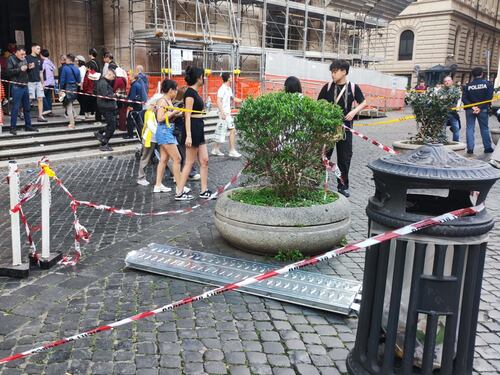 Roma, tragedia sfiorata a piazza Sant'Ignazio: lastra cade da ponteggio e ferisce ragazza