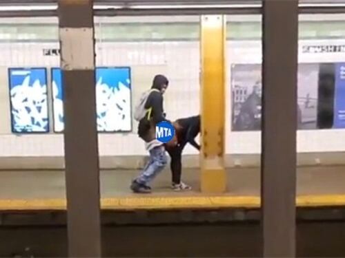 Fanno sesso sotto la metro: coppia denunciata, non c'era distanziamento sociale