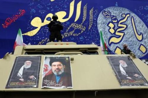 Iran, fuoco nel Golfo e minacce ai dissidenti. Trump: "Li stiamo distruggendo"