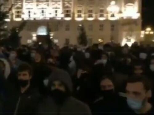A Trieste i poliziotti si tolgono il casco e cantano l'inno di Mameli coi manifestanti