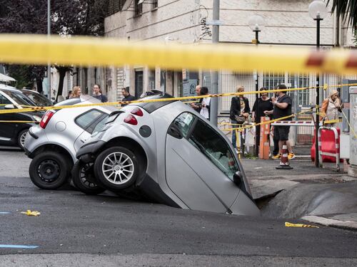 Roma, automobili inghiottite da voragine al quartiere africano