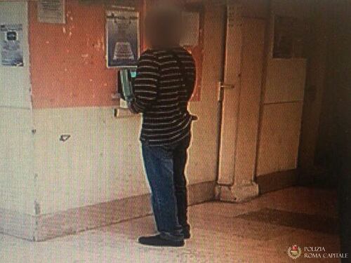 Invece di curare i parchi cittadini, tagliavano l'erba ai privati