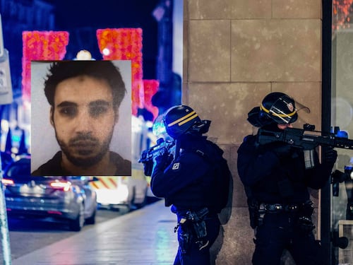 Spari e morti al mercatino di Natale. 350 uomini danno la caccia al killer