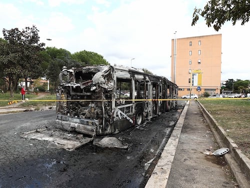 Ennesimo autobus in fiamme. Stavolta a Tor Bella Monaca