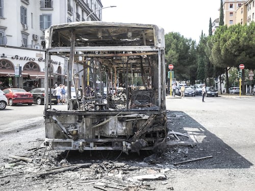 Autobus in fiamme a Roma, tre impiegati Atac indagati: "Ricambi con pezzi non originali"