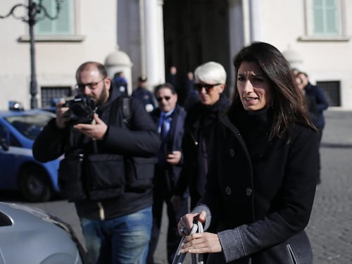 Vaccini, la Raggi sfida la Lorenzin: "I bambini non vaccinati possono andare a scuola"