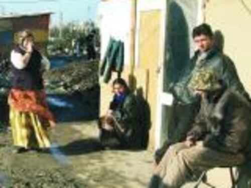 Rivolta contro i vigili a Castel Romano Sgomberato campo rom alla Magliana