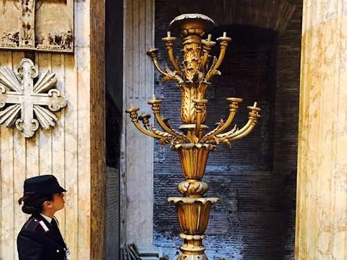 Turista entra nel Pantheon e danneggia due candelabri del 1700
