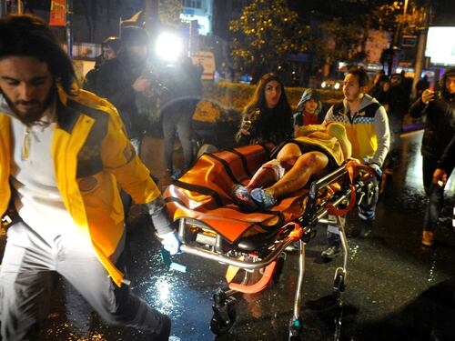 Capodanno di terrore a Istanbul 39 morti in discoteca, nessun italianoIn fuga l'attentatore vestito da Babbo Natale