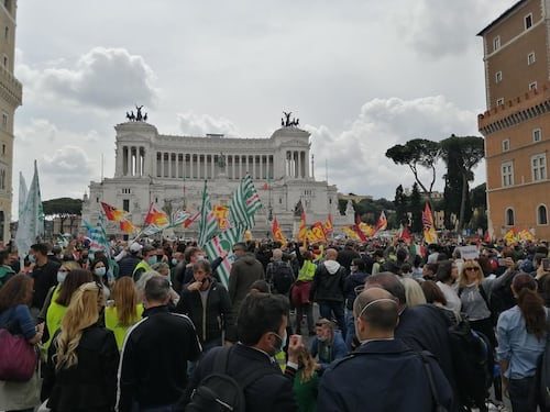 Lavoratori Alitalia in piazza a Roma. Tensione a Piazza Venezia