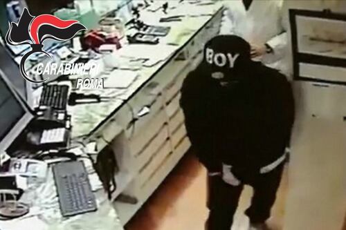 Rapinava farmacie col cappello da rapper: identificato e arrestato