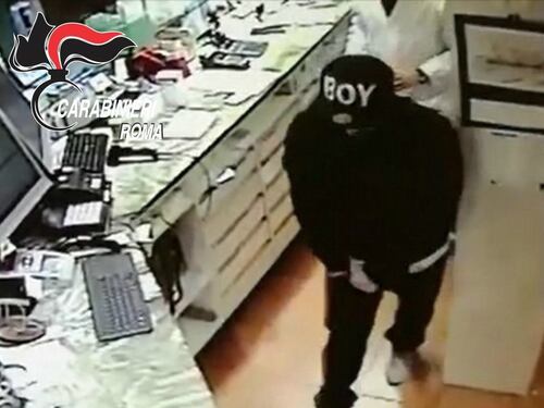 Rapinava farmacie col cappello da rapper: identificato e arrestato
