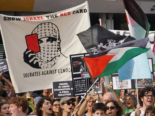Quella sinistra contro Israele muta sulle violenze dei migranti