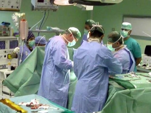 Musicista operato a un tumore al cervello mentre suona