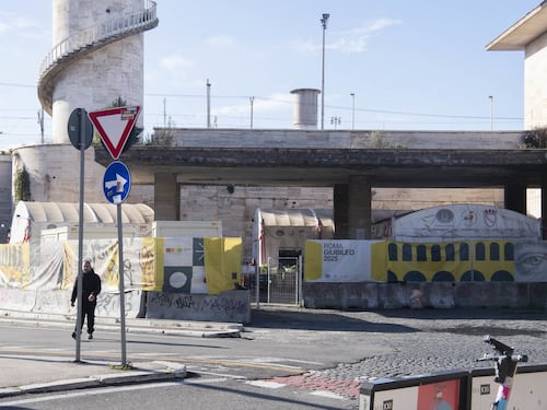 Altro che "temporanei": i tendoni del Comune per i senzatetto restano fino al 2030