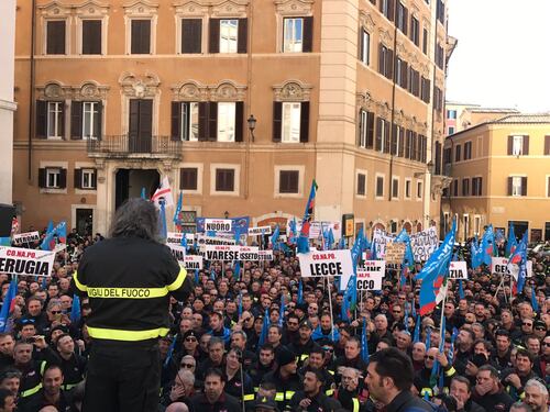 I vigili del fuoco protestano a Roma, sit-in a Montecitorio: "Non siamo cittadini di serie B"