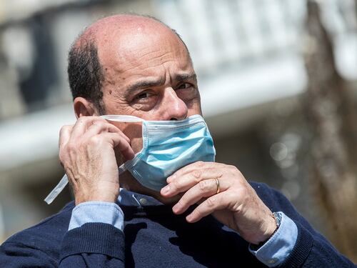 Zingaretti fa pure lo stilista"La mascherina diventi la moda dell'estate"