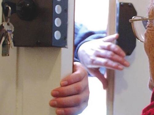 Quelle finte divise alla porta: occhio alle truffe