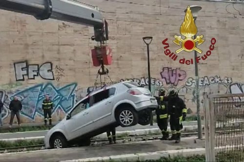 Roma, auto finisce sui binari. La linea Termini-Centocelle va in tilt