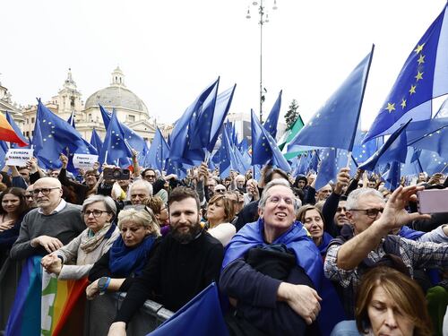 "Gualtieri indifendibile". Manifestazione Roma, convocata la commissione Trasparenza