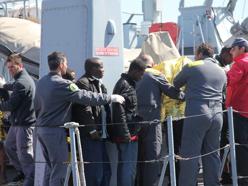 La legge non vale per i migranti. Coronavirus, scatta l'allarme sbarchi