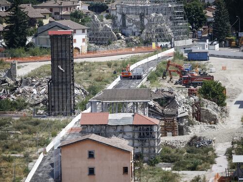 I terremotati rifiutano le nuove case di Amatrice: meglio i prefabbricati dove non si pagano bollette e mutui