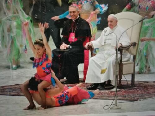 Balli proibiti in Vaticano. La foto shock davanti al Papa