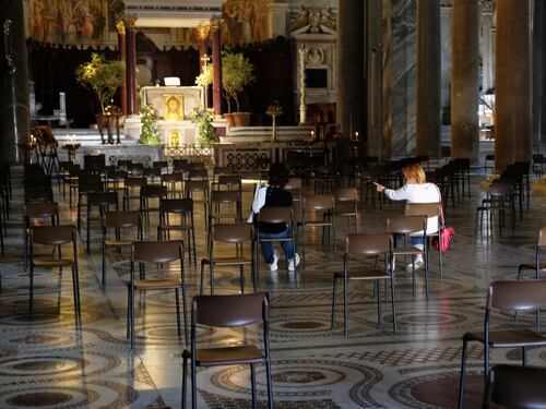 Distanze, comunione, ingressi: ecco come evitare il contagio in chiesa