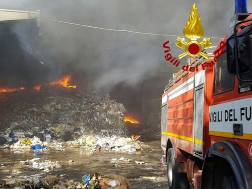 Incendio Pomezia, indagato l'amministratore della "Eco X"