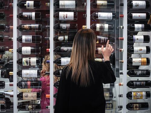 Aumenti in arrivo anche per il vino. Ecco quanto