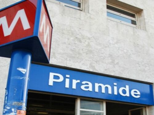 Litigano sulla banchina e finiscono sui binari della metro