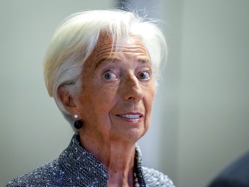 Bce, prezzi del petrolio a picco: Lagarde ora deve tagliare i tassi