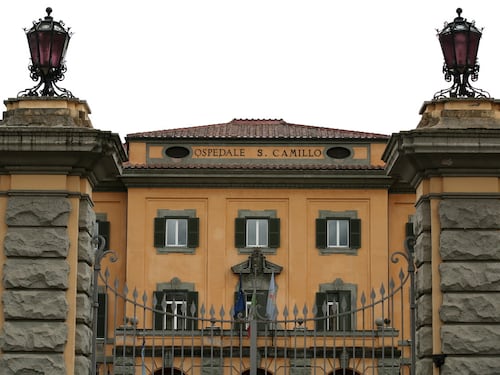 Il carrello della spesa si ribalta al supermercato: bambina di 16 mesi in terapia intensiva