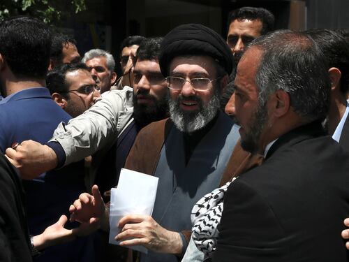 Iran, da Teheran voci non confermate sull’eliminazione di Khamenei jr