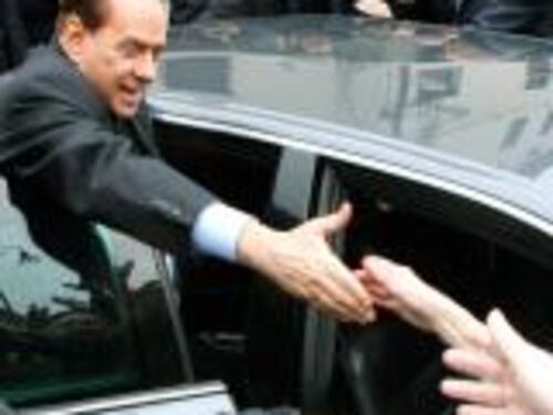 Silvio porta aiuti e incassa fischi