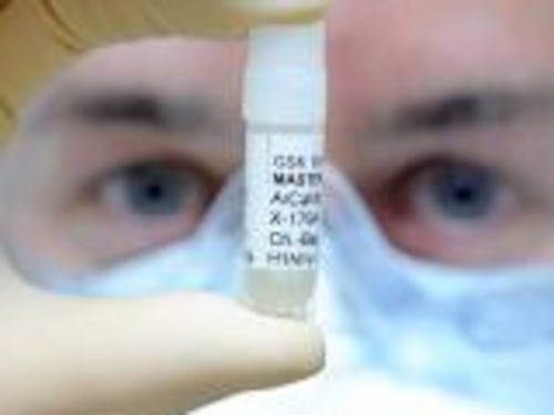 Vaccino AstraZeneca, riparte sperimentazione: "La patologia del volontario non è collegata"
