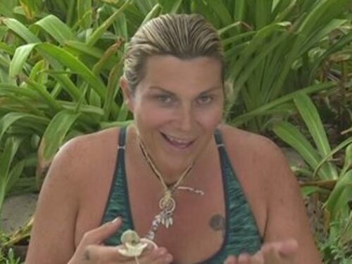 Sulla droga all'Isola dei Famosi è scaricabarile tra i naufraghi. E la Rinaldi s'infuria
