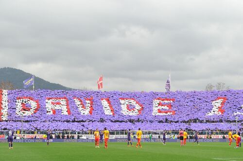 Lacrime a Firenze in ricordo di Astori. La partita si ferma al 13'