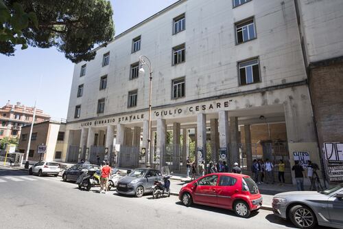 Giulio Cesare, spunta la seconda stupri e i docenti: "Cinque in condotta e gite annullate per gli autori"