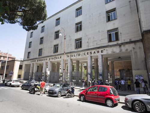 Giulio Cesare, spunta la seconda stupri e i docenti: "Cinque in condotta e gite annullate per gli autori"