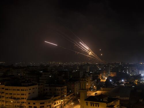 Attacco dell'esercito di Israele nella notte: Gaza sotto assedio, offensiva contro la Striscia