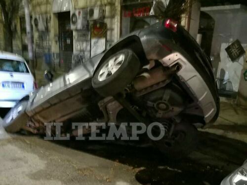 Voragine a Monteverde, la strada sprofonda e inghiotte un'auto