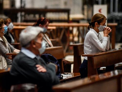 L'Europa vuole vietare la messa di Natale. La bozza Ue: celebrate online
